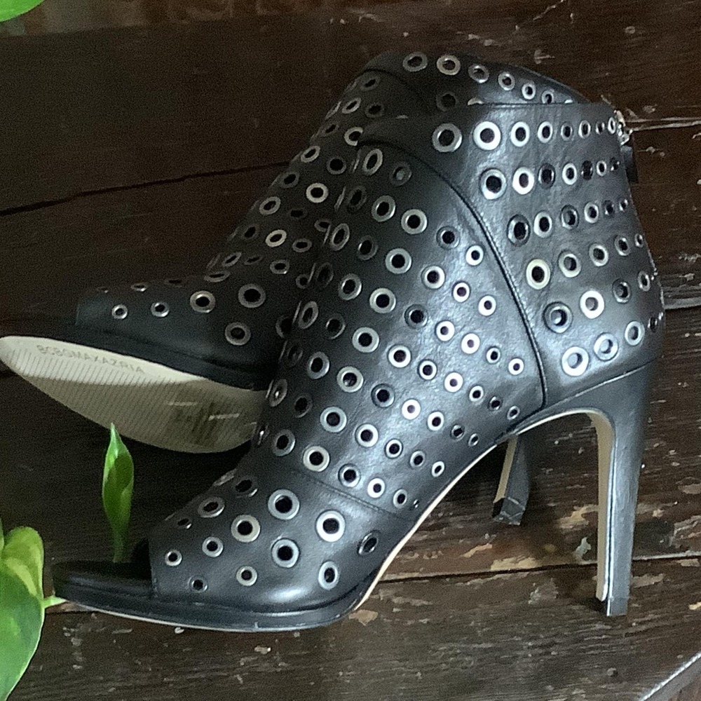 BCBG MAXAZRIA Gothic Ankle Booties Size 8M